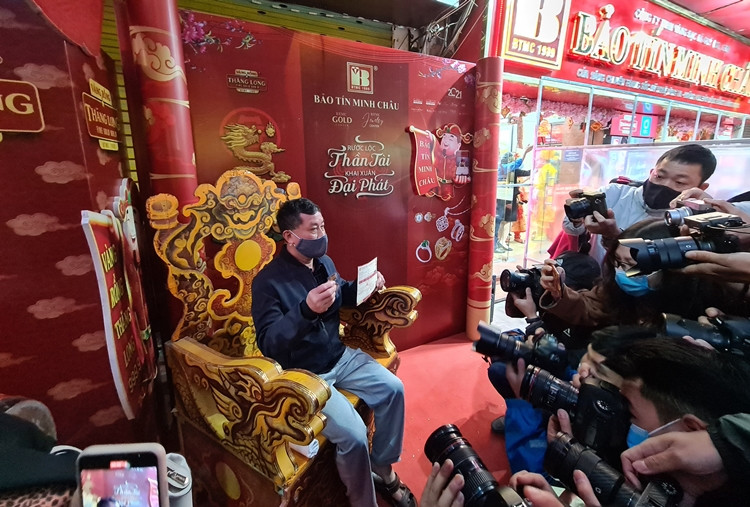 Vị khách đầu tiên đến mua vàng ngày vía Thần Tài ở Bảo Tín Minh Châu Trần Nhân Tông được đông đảo giới truyền thông quan tâm.