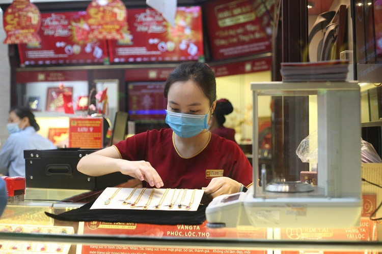 Hầu hết, để cạnh tranh khách hàng, các thương hiệu vàng nổi tiếng đều tung ra thị trường dịp Thần Tài nhiều sản phẩm độc đáo, đa dạng về mẫu mã.