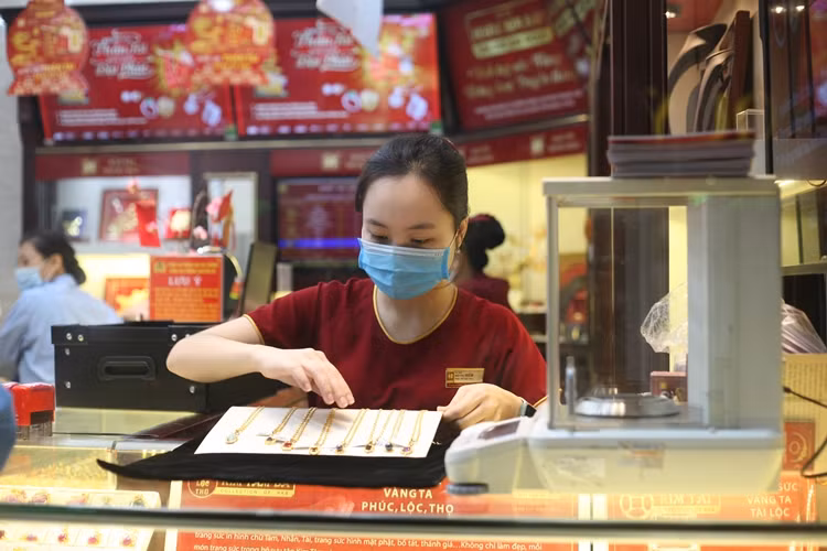 Hầu hết, để cạnh tranh khách hàng, các thương hiệu vàng nổi tiếng đều tung ra thị trường dịp Thần Tài nhiều sản phẩm độc đáo, đa dạng về mẫu mã.