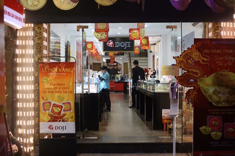 Tương tự, cửa hàng DOJI trên phố Trần Nhân Tông cũng mở cửa từ sáng sớm để chuẩn bị đón khách ngày vía Thần Tài.