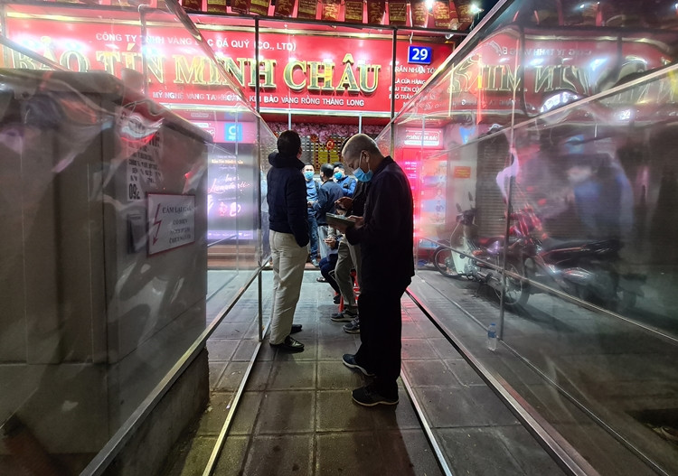 Các khách hàng chờ đợi lấy số giao dịch.