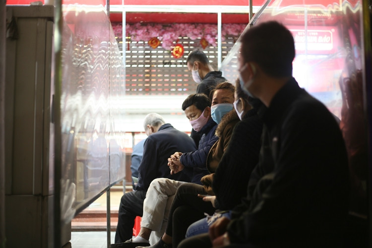 Năm nay, do ảnh hưởng của dịch COVID-19 nên lượng người dân đổ xô đi mua vàng từ sáng sớm giảm hẳn so với năm ngoái.