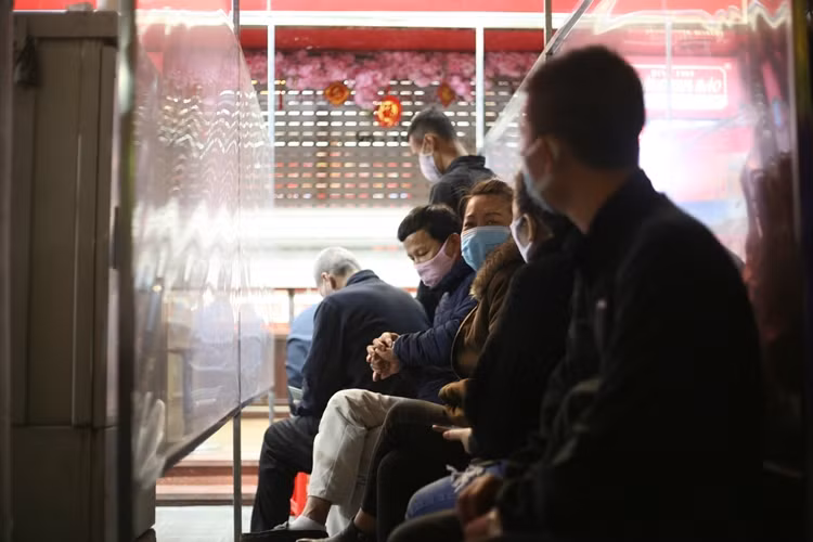 Năm nay, do ảnh hưởng của dịch COVID-19 nên lượng người dân đổ xô đi mua vàng từ sáng sớm giảm hẳn so với năm ngoái.