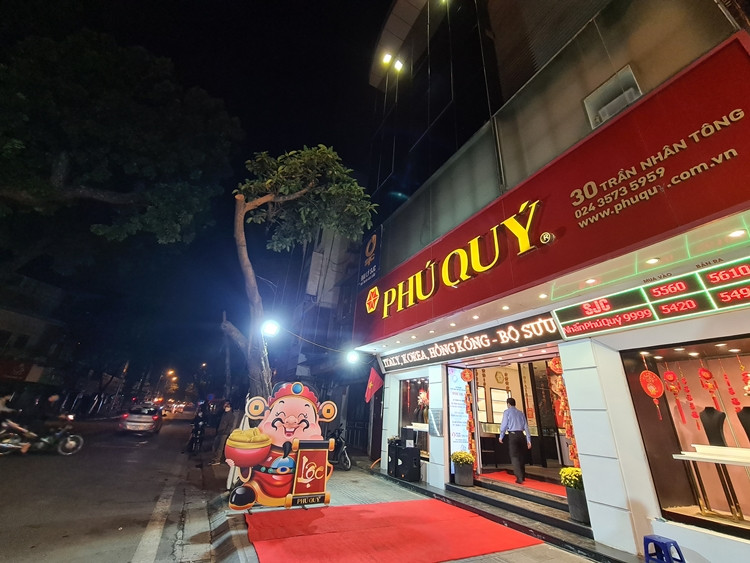 Một vài cửa hàng vàng khác trên phố Trần Nhân Tông dù mở cửa sớm trong ngày vía Thần Tài, nhưng lượng khách cũng ảm đảm hơn.