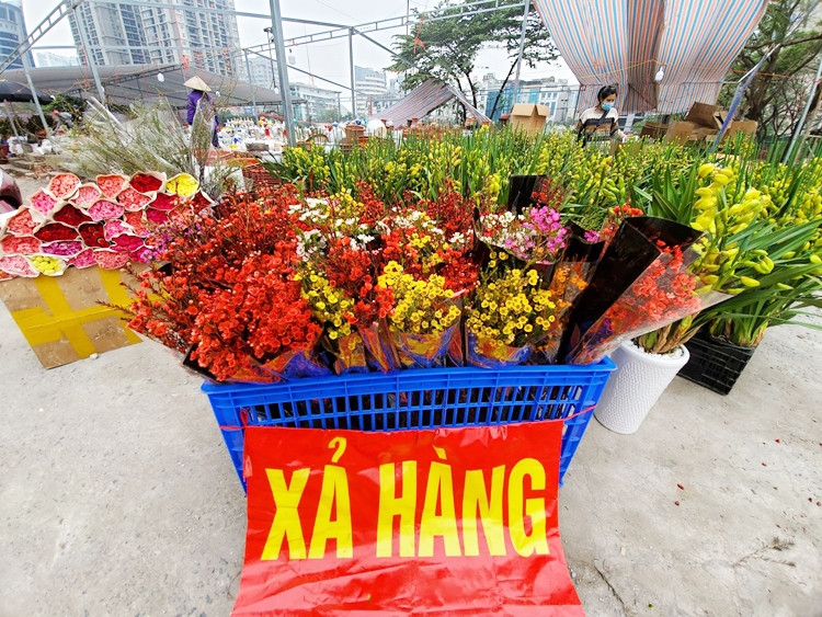 Hoa thanh liễu được bán đồng giá 160 nghìn đồng/bó; địa lan là 80 nghìn đồng/ngồng. Một tiểu thương cho biết, mọi năm, thường từ 27 Tết, mới bắt đầu giảm giá hoặc xả hàng. Năm nay, do dịch bệnh COVID-19 bùng phát trở lại, diễn biến phức tạp lo người dân không đi mua hoa dẫn đến ế ẩm.