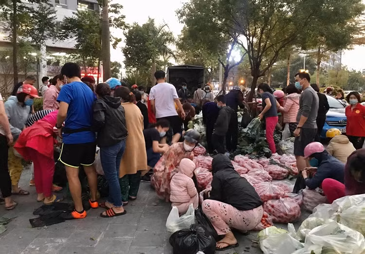Trước đó, chiều cùng ngày, nhiều cư dân sinh sống tại một chung cư nằm trên địa bàn huyện Thanh Trì (Hà Nội) cũng cùng nhau “giải cứu” hàng tấn nông sản giúp bà con Hải Dương trong mùa dịch.