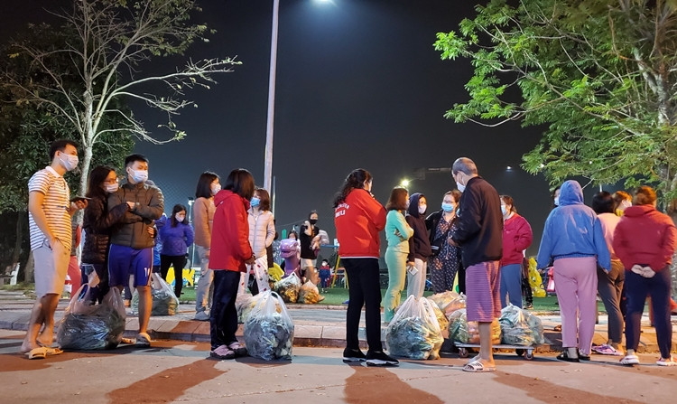 Ông Tuấn Trình (70 tuổi, cư dân) chia sẻ với PV, ông xuống chờ xe nông sản ủng hộ bà con Hải Dương từ 21h đêm. Sau 2 giờ đồng hồ, ông đã mua được hàng chục kg rau và quả vừa cho gia đình, vừa cho 12 căn hộ khác.