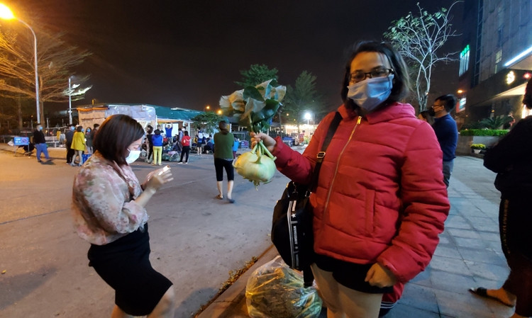 Ghi nhận của PV cho thấy, hầu hết các cư dân đều tuân thủ việc đeo khẩu trang, chọn hàng và rời đi nhanh chóng để đảm bảo an toàn trong mua dịch.