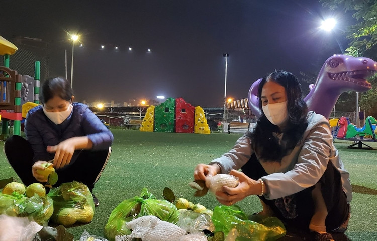 Nhiều người không chỉ ủng hộ mua nông sản cho gia đình, họ mua cả cho hàng xóm.