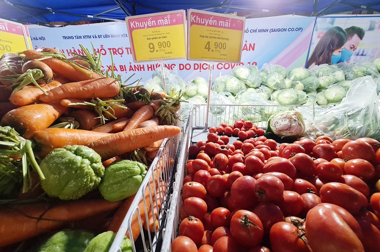 Bà Nguyễn Thị Kim Dung - Giám đốc siêu thị Co.opmart Hà Nội cho biết, trước mắt siêu thị thành lập gian hàng để hỗ trợ bà con nông dân Hải Dương tiêu thụ nông sản. Sau đó, tùy tình hình sẽ có lộ trình phù hợp để tiếp tục hỗ trợ.