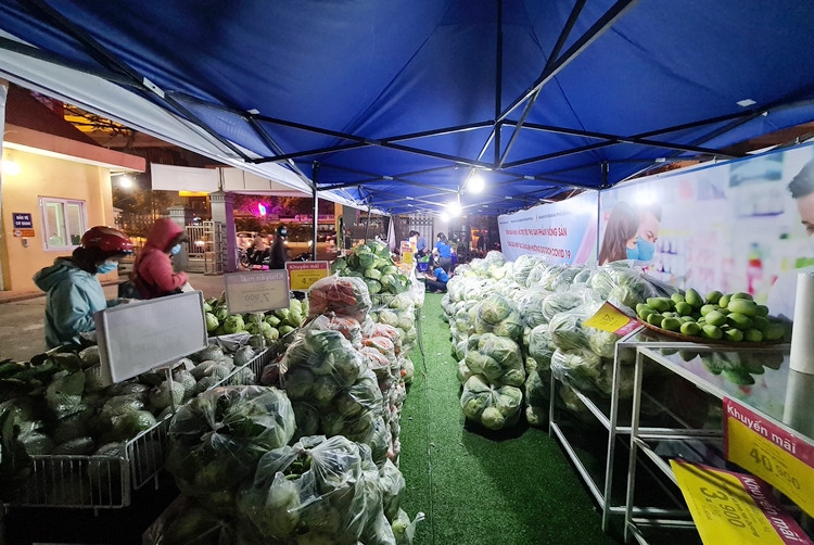 Tương tự, tại trụ sở Liên minh Hợp tác xã TP.Hà Nội (số 217 Trần Phú, Hà Đông, Hà Nội) siêu thị Co.opmart cũng mở gian hàng hỗ trợ tiêu thụ nông sản của các hợp tác xã Hải Dương bị ảnh hưởng dịch COVID-19. Các loại nông sản gồm: Cà rốt, su hào, cà chua, ổi, bắp cải trắng, hành lá, xoài, cam, thanh long các loại.