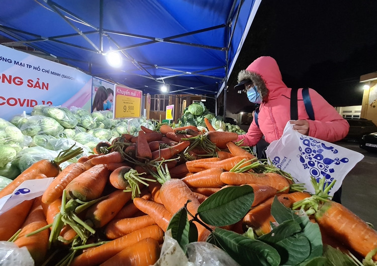 Dù trời đã tối nhưng người dân vẫn tìm đến số 217 Trần Phú để hỗ trợ mua hàng "giải cứu" nông sản Hải Dương bị ảnh hưởng bởi dịch COVID-19.