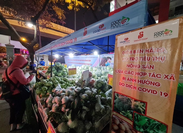 Để phòng dịch COVID-19, hầu hết người đến mua hàng đều chấp hành việc đeo khẩu trang.