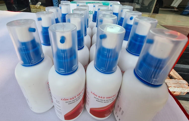 Cửa hàng vàng này cũng chuẩn bị cồn sát khuẩn, khẩu trang y tế và đo thân nhiệt cho khách hàng.