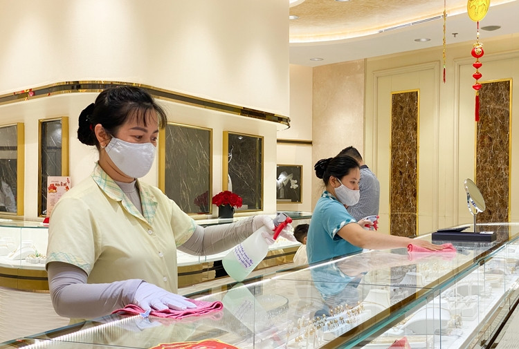 Trong khi đó, tại tòa nhà DOJI Tower (số 5 Lê Duẩn, Quận Ba Đình, Hà Nội), Tập đoàn vàng bạc đá quý DOJI đã tiến hàng xịt khử khuẩn kỹ lưỡng bên trong và toàn bộ mặt tủ bán vàng.