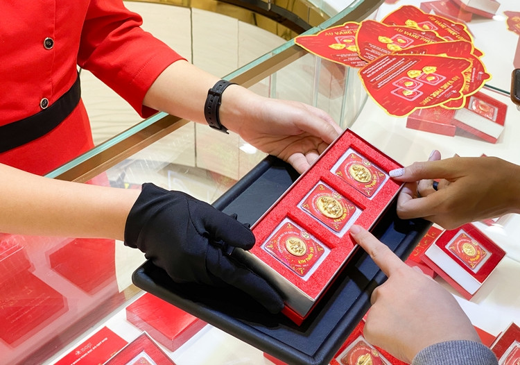 Nhiều sản phẩm độc đáo của DOJI ra mắt dịp Thần Tài được khách lựa chọn.