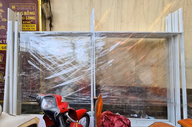 Trước ngày vía Thần Tài, cửa hàng Bảo Tín Mạnh Hải nằm trên đường Trần Duy Hưng (Hà Nội) đã chuẩn bị vách mica, cao trên 2m, chia thành các làn và đánh dấu vị trí đứng giãn cách cho khách đến giao dịch để phòng chống COVID-19.