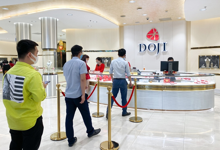 Khách hàng được hướng dẫn đứng giãn cách khi tiến hành giao dịch tại DOJI.