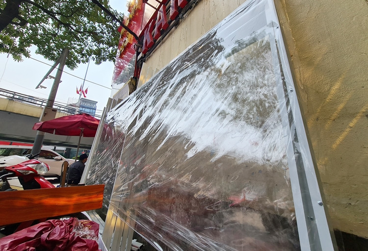 Vách ngăn mica trong suốt được Bảo Tín Mạnh Hải chuẩn bị để bảo đảm an toàn cho khách hàng.