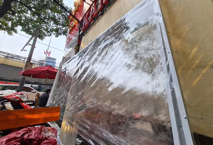 Vách ngăn mica trong suốt được Bảo Tín Mạnh Hải chuẩn bị để bảo đảm an toàn cho khách hàng.