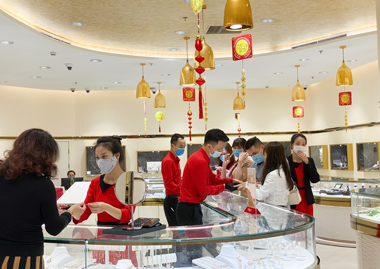 Mặc dù ngày mai (10/1 Âm lịch) mới đến ngày vía Thần Tài, nhưng đã có rất nhiều khách hàng đến giao dịch tại DOJI số 5 Lê Duẩn.