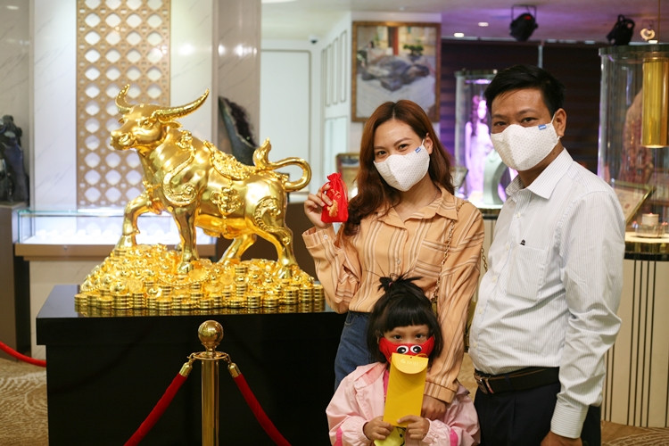 Nhiều gia đình cũng cùng nhau lưu lại khoảnh khắc với con trâu vàng độc đáo này.