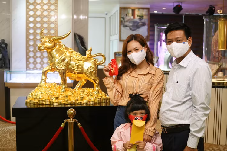 Nhiều gia đình cũng cùng nhau lưu lại khoảnh khắc với con trâu vàng độc đáo này.