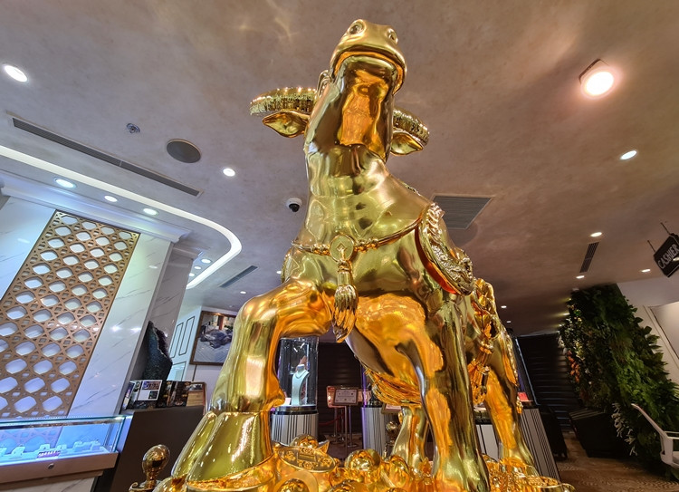 Trâu vàng - Kim Ngưu Vương Bảo có chiều cao 868mm và nặng 20kg.