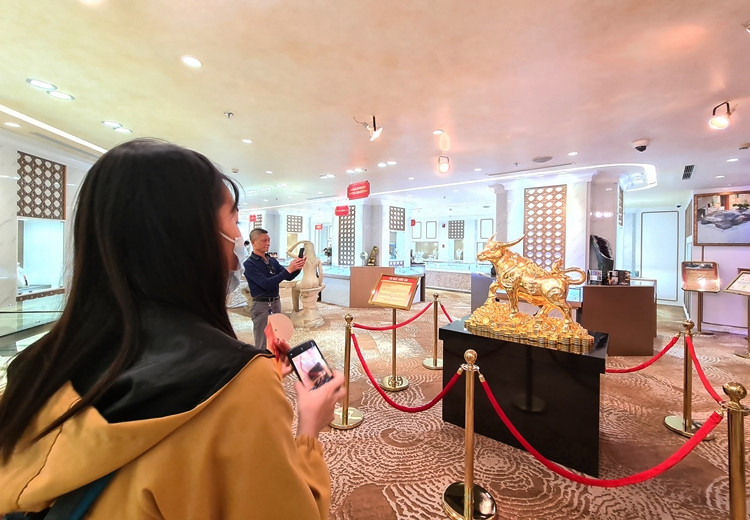 Nhiều khách hàng đến mua vàng trước Ngày vía Thần Tài ở DOJI Tower số 5 Lê Duẩn đều thích thú với sản phẩm trâu vàng nguyên khối nặng 20kg.