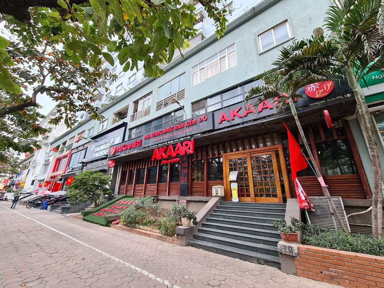 Do ảnh hưởng của dịch COVID-19, từ đầu năm đến nay, các nhà hàng, quán nhậu đều đang phải gồng mình để tiếp tục hoạt động. Nhiều nhà hàng còn thực hiện việc cắt giảm nhân viên, hạ giá và áp dụng nhiều “khuyến mại” nhưng lượng khách vẫn không ăn thua.