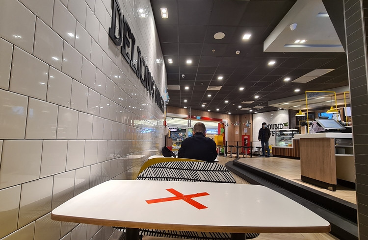 Thỉnh thoảng lác đác một vài vị khách ghé qua.