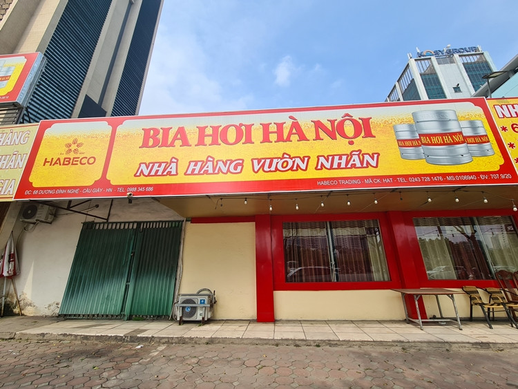 Một quán nhậu khác nằm trên đường Dương Đình Nghệ (Hà Nội) cũng cửa đóng, then cài.