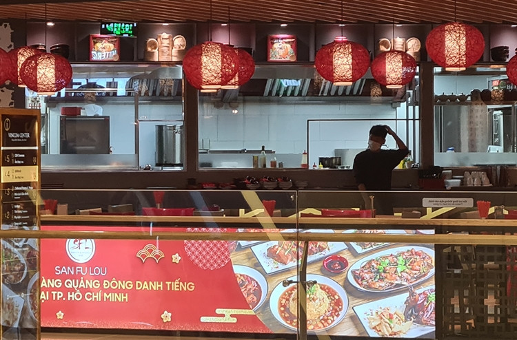 Một vài cửa hàng ăn uống nằm trong một trung tâm thương mại ở Trần Duy Hưng cũng chịu cảnh tượng ế ẩm, không mấy khách lui tới vì dịch bệnh COVID-19.