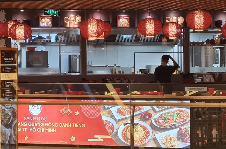 Một vài cửa hàng ăn uống nằm trong một trung tâm thương mại ở Trần Duy Hưng cũng chịu cảnh tượng ế ẩm, không mấy khách lui tới vì dịch bệnh COVID-19.