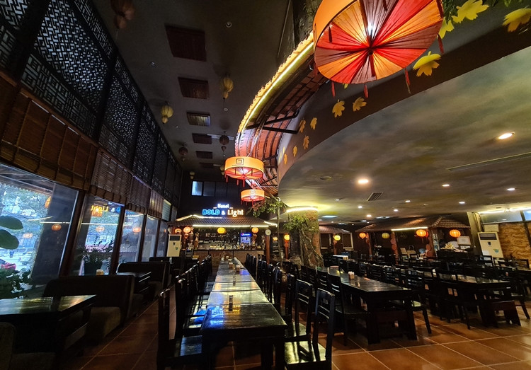 Chủ một nhà hàng lớn trên phố Duy Tân (Hà Nội) chia sẻ, lượng khách đến nhà hàng bắt đầu giảm mạnh từ ngày 28/1/2021. Đến nay, không còn một bóng.