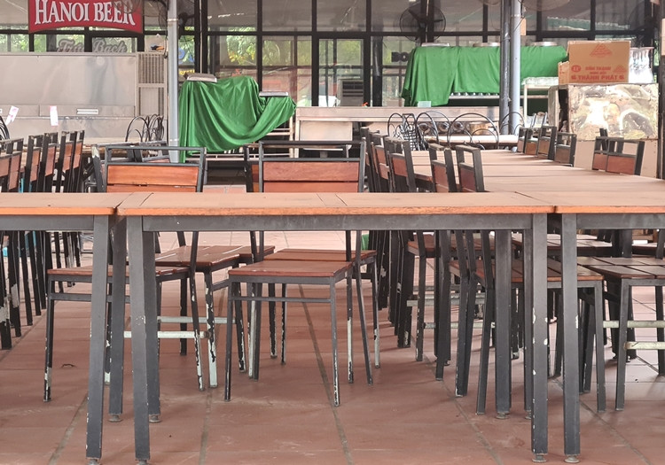 Bàn ghế bị bụi bẩn bám đầy bề mặt.