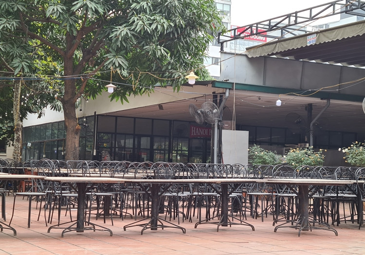 Các dãy bàn ghế được xếp một cách ngay ngắn, nhân viên đều không còn ai làm việc.