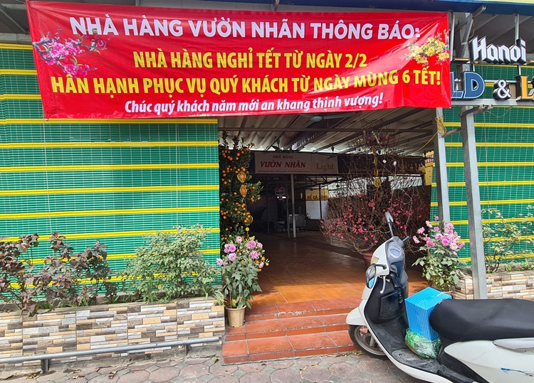 Nhiều nhà hàng thông báo quay lại phục vụ quý khách vào ngày mùng 6 Tết. Một vài nhà hàng khác chưa hẹn ngày hoạt động.