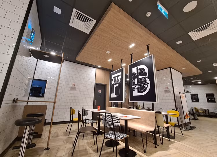 Để phòng, chống dịch COVI-19, hầu hết các cửa hàng ăn uống trong trung tâm thương mại trên đường Trần Duy Hưng đều bố trí gel, dung dịch sát khuẩn tay ở cửa và sắp xếp bàn ăn ngồi giãn cách cho thượng khách.