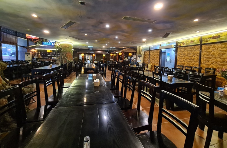 Các bàn ăn của nhà hàng đều trống vắng, không có khách lui tới.