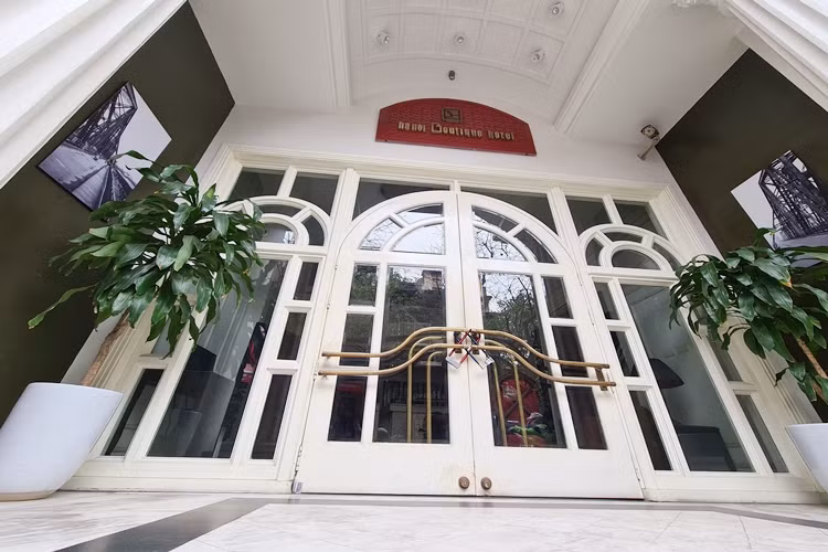 Một khách sạn sang trọng khác ở phố Ngõ Gạch cũng chung tình cảnh “cửa đóng, then cài”.