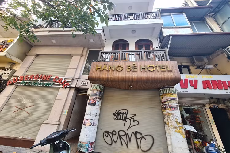 Tương tự một số nhà nghỉ, khách sạn nằm trên phố Hàng Bè (Hàng Bạc, Hoàn Kiếm, Hà Nội) cũng đóng cửa im lìm vì không có khách nghỉ do ảnh hưởng từ COVID-19.