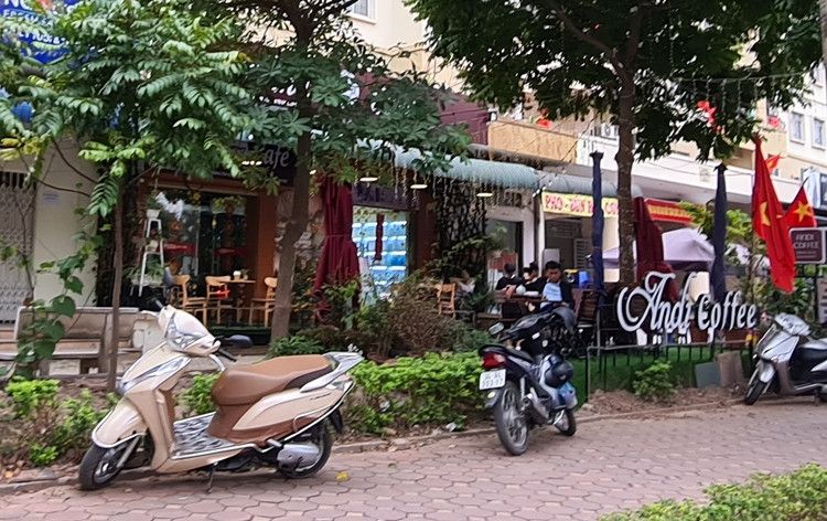 Ha Noi: Nhieu quan cafe “phot lo” chi dao phong dich COVID-19, ngang nhien hoat dong-Hinh-3