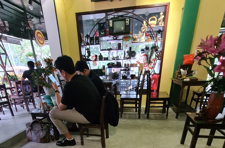 Ha Noi: Nhieu quan cafe “phot lo” chi dao phong dich COVID-19, ngang nhien hoat dong-Hinh-2