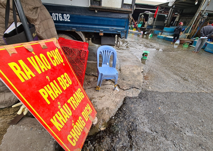 Ban quản lý chợ đặt nhiều biển thông báo xung quanh chợ việc việc tuân thủ đeo khẩu trang khi ra vào chợ nhằm phòng, chống dịch COVID-19.