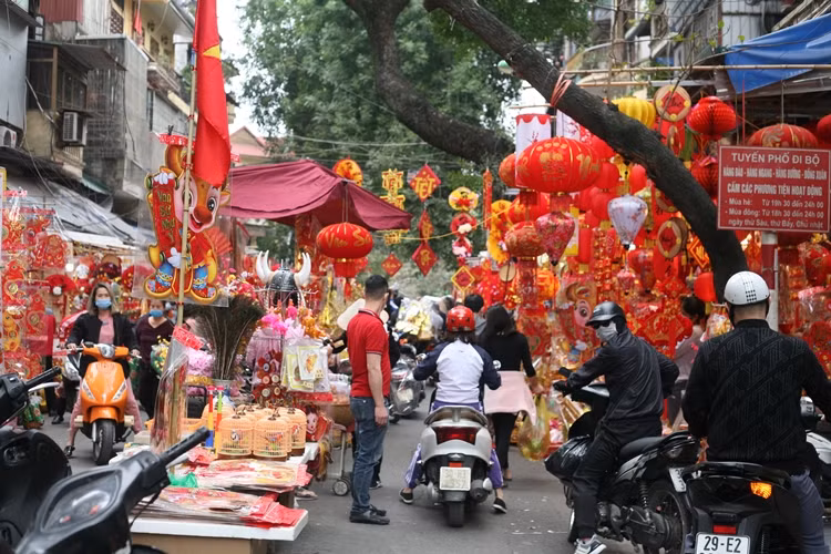 Tết ông Công, ông Táo năm nay rơi vào ngày 4/2/2021 dương lịch - tức thứ 5. Do đặc thù công việc và dịch bệnh COVID-19, nên nhiều gia đình đã tranh thủ đi mua đồ lễ chuẩn bị tiễn đưa Táo quân về trời.
