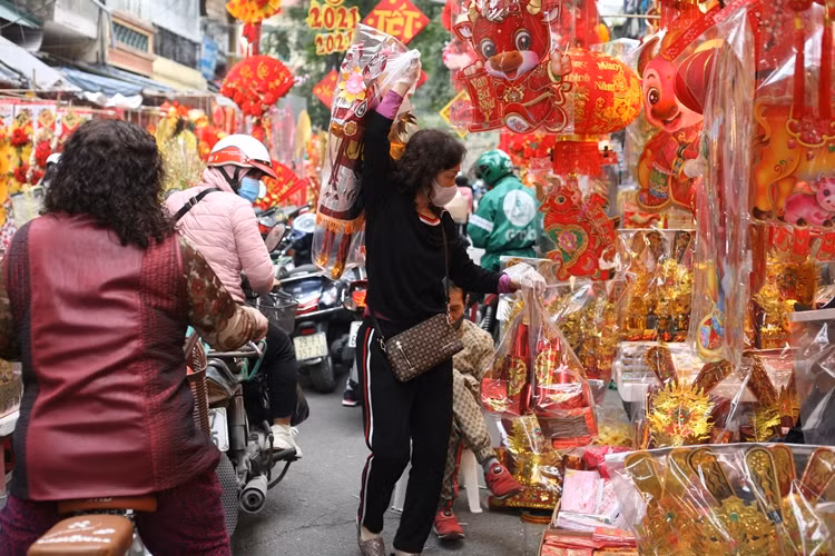 Trong khi đó, tại phố Hàng Mã (Hà Nội), nhiều người dân cũng đều tuân thủ và tự giác việc đeo khẩu trang khi đi mua sắm vàng mã cúng ông Công, ông Táo.