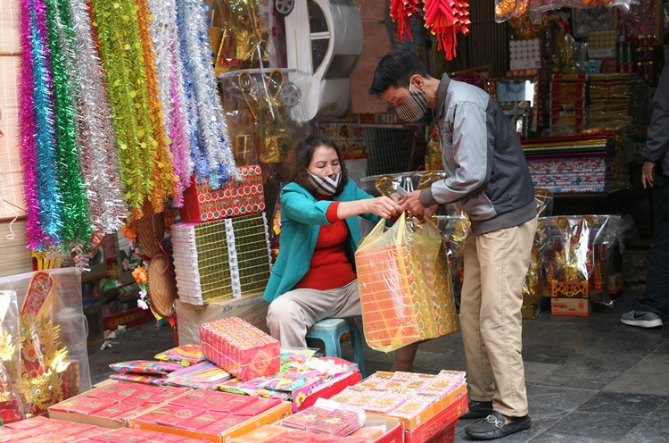 Theo khảo sát của PV, giá cả các đồ hàng mã khác hầu như không có nhiều biến động so với ngày thường và mọi năm. Trong đó, giá bộ vàng mã cúng ông Công, ông Táo dao động từ 35 nghìn đồng - 200 nghìn đồng/bộ tùy chất liệu và kích cỡ; quần áo từ 10 nghìn đồng - 25 nghìn đồng/bộ; ngựa từ 20 nghìn đồng - 80 nghìn đồng/con tùy loại; tiền vàng, thỏi vàng thần tài có giá khoảng 25 nghìn đồng…