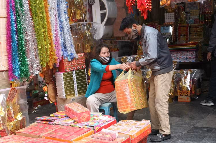 Theo khảo sát của PV, giá cả các đồ hàng mã khác hầu như không có nhiều biến động so với ngày thường và mọi năm. Trong đó, giá bộ vàng mã cúng ông Công, ông Táo dao động từ 35 nghìn đồng - 200 nghìn đồng/bộ tùy chất liệu và kích cỡ; quần áo từ 10 nghìn đồng - 25 nghìn đồng/bộ; ngựa từ 20 nghìn đồng - 80 nghìn đồng/con tùy loại; tiền vàng, thỏi vàng thần tài có giá khoảng 25 nghìn đồng…