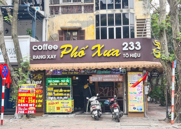 Trái ngược với các hàng quán đang nghiêm tục thực hiện yêu cầu tạm thời đóng cửa của UBND TP Hà Nội, nhiều quán cà phê trên phố Tô Hiệu ngang nhiên mở cửa, đón khách.